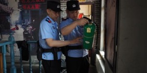 靖宇街派出所张可智：  你在景中游 我在身边守