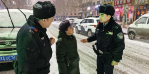 雪夜中的守护 冰城巡逻民警快速救助  一名走失老人