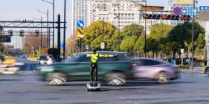 机器人交警“上岗” 平安产险浙江分公司来护航