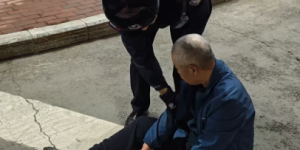 春雷行动：老人醉酒倒地，民警：“我送您回家！”