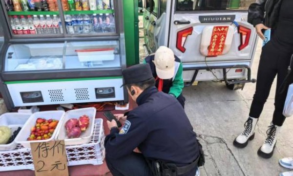 学生突发疾病 民警及时护送就医