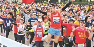马拉松风靡中国 带动地方旅游热度增长